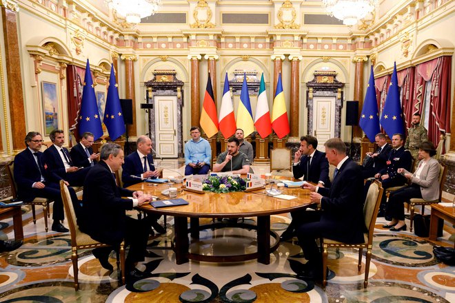 Mario Draghi, Olaf Scholz, Emmanuel Macron in Klaus Iohannis z Volodimirjem Zelenskim v Kijevu. FOTO: Marin Ludovic/AFP
