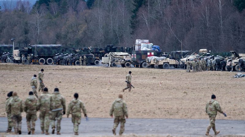 Fotografija: Na fotografiji vojaško taborišče v bližini poljskega mesta Przemysl, šest kilometrov od ukrajinske meje ter ameriški vojaki, ki so tam v okviru Nata. FOTO: Bryan Woolston/Reuters
