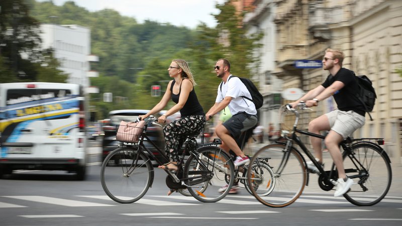 Fotografija: Kot pravi arhitekt in urbanist Jan Gehl, je 15–18 km/h primerna hitrost za kolesarjenje, saj ta omogoča našim čutom, da med vožnjo lahko tudi opazujemo okolico. FOTO: Jure Eržen/Delo
