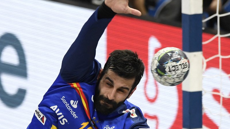 Fotografija: Španski vratar Rodrigo Corrales Rodal je igral v letošnjem finalu evropskega prvenstva v Budimpešti, tokrat bo z Veszpremom lovil finalno vozovnico za nastop v finalu lige prvakov. FOTO: Radovan Stoklasa/Reuters
