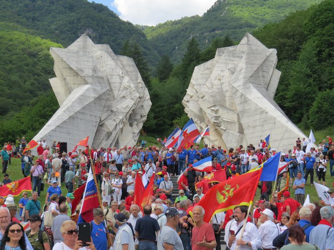V spomin na bitko vseh bitk se je minulo soboto več tisoč ljudi udeležilo tradicionalne slovesnosti pod mogočnim spomenikom kiparja Miodraga Živkovića.

 

Foto Bojan Rajšek
