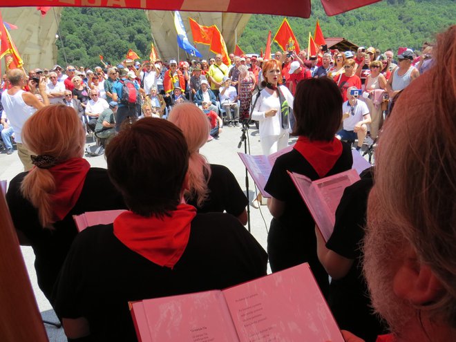 Za ubrano prepevanje partizanskih pesmi so poskrbeli članice in člani črnogorskega pevskega zbora KicPopHor iz Podgorice.
