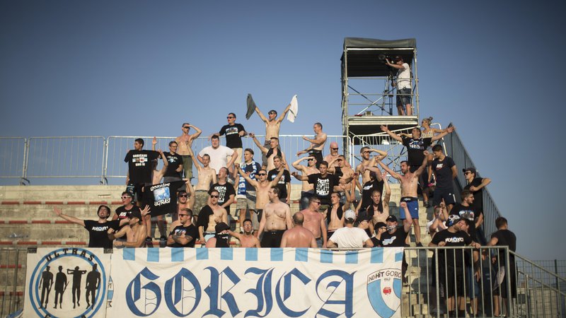 Fotografija: Goriški navijači bodo po letu dni znova lahko spodbujalis voje nogometašev v prvi lsovenski ligi. FOTO: Jure Eržen/Delo
