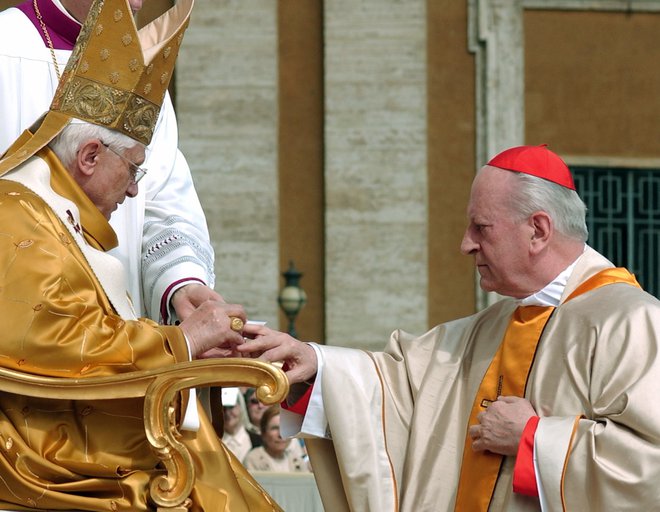 Papež Benedikt XVI. ga je leta 2006 imenoval za kardinala. FOTO: Osservatore Romano/Reuters
