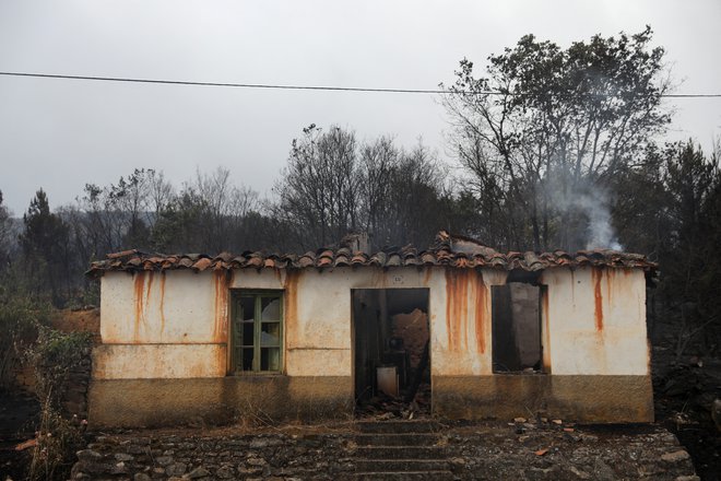 Med prizadetimi prebivalci jih vse več meni, da so k tako obsežni naravni katastrofi pripomogle zgrešene politične odločitve. FOTO: Isabel Infantes/Reuters
