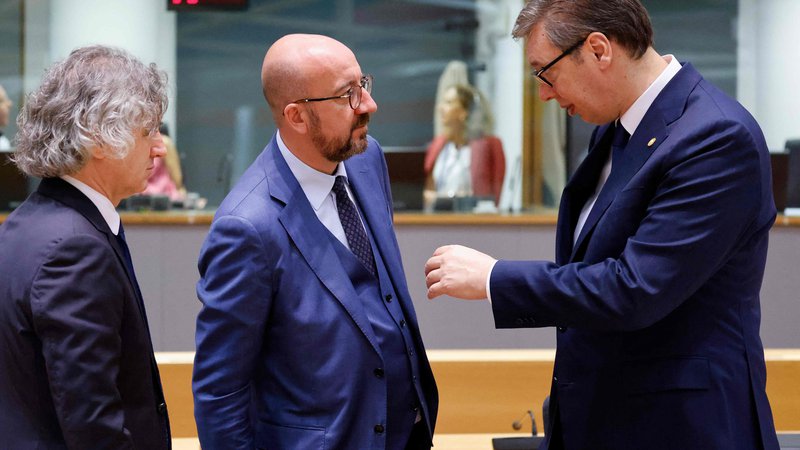 Fotografija: Premier Robert Golob je na svojem prvem vrhu v Bruslju dejal, da se je žal znova zgodilo, da so bilateralna vprašanja, ki niso niti aktualna, prevladala nad evropsko idejo in da to ni pravo sporočilo ljudem in državam Zahodnega Balkana. Na fotografiji v pogovoru s predsednikom evropskega sveta Charlesom Michelom in srbskim predsednikom Aleksandrom Vučićem. FOTO: Ludovic Marin/AFP
