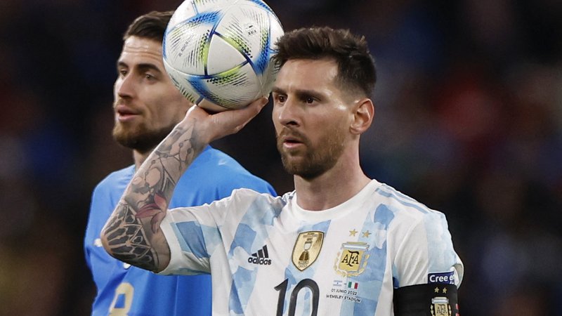 Fotografija: Lionel Messi letos računa na lovoriko tudi v majici Argentine. FOTO: Peter Cziborra/Reuters

