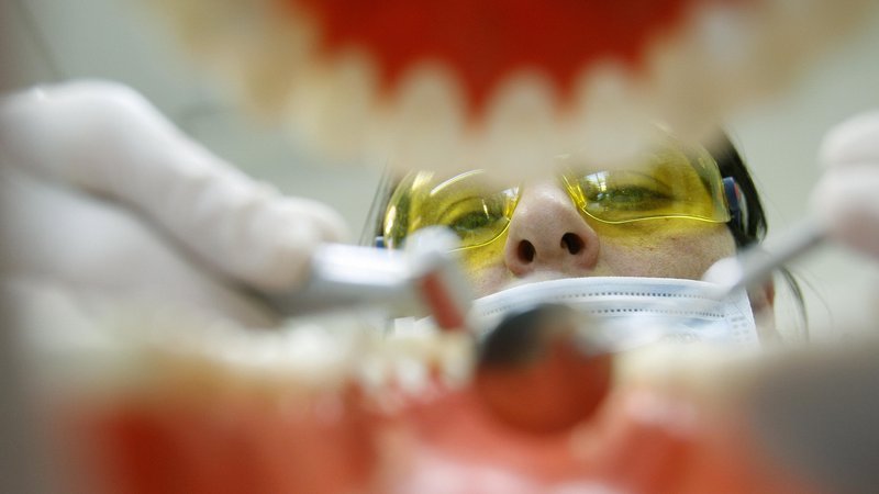 Fotografija: Čakalne dobe na zobozdravstvene posege so predolge in vodijo v nepravočasno oskrbo pacientov, je eno od opozoril delovne skupine zobozdravnikov. FOTO: Blaž Samec/Delo
