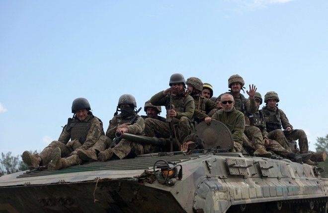 Ukrajinska vojska, namenjena na območje Luganska. Fotografija je nastala na cesti med Siverskom in Bahmutom. FOTO: Anatolii Stepanov/AFP

