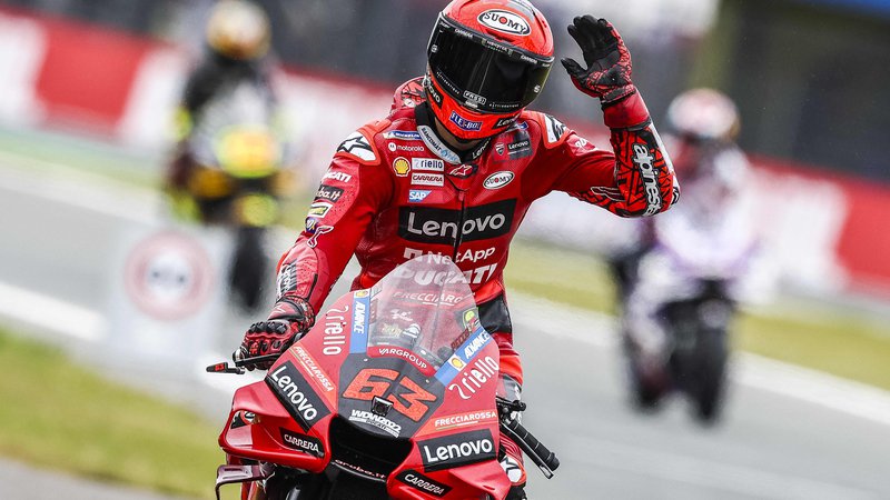 Fotografija: Francesco Bagnaia, motociklist moštva Ducati Lenovo, se je veselil najhitrejšega kvalifikacijskega časa in prvega mesta na jutrišnji driki za svetovno prvenstvo v razredu moto GP. FOTO: Vincent Jannink/AFP
