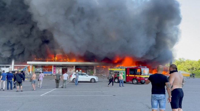 Napad na Kremenčuk. FOTO: Telegram/v_zelenskiy_official Via Reuters
