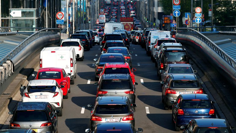 Fotografija: V novih pravilih je predvideno, da v EU od leta 2035 ne bi več smeli prodajati avtomobilov z notranjim zgorevanjem. Foto Francois Lenoir/Reuters
