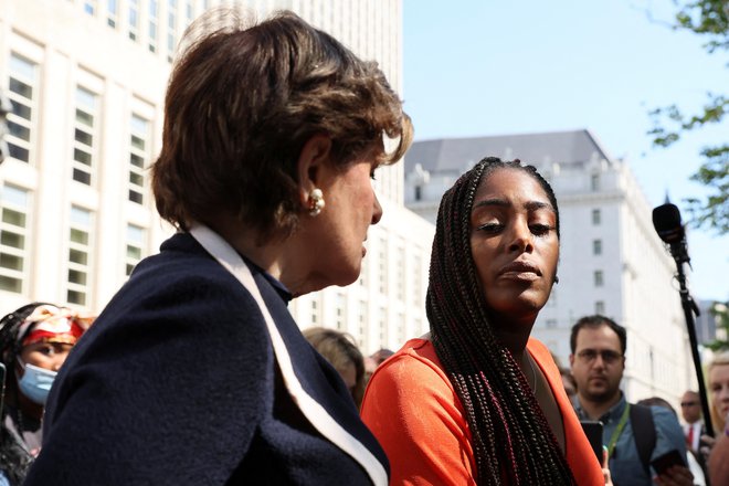 Nekdanja pevka v Kellyjevi skupini Jovante Cunningham je pred sodiščem povedala, da do zdaj ni verjela, da bo sodni sistem zaščitil temnopolta dekleta. FOTO: Brendan Mcdermid/Reuters
