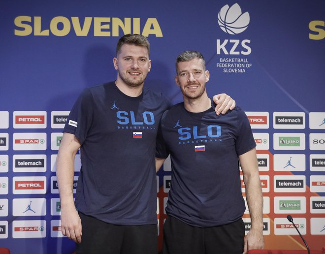 Luka Dončić in Goran Dragić, 28.6.2022. FOTO: Jože Suhadolnik/Delo
