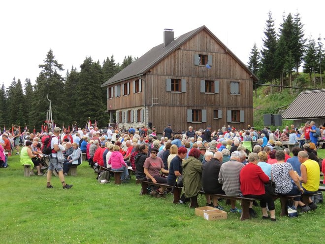 Spominska slovesnost je potekala pred planinskim domom na Menini planini. FOTO: Bojan Rajšek/Delo
