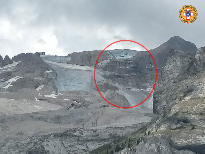 Ledenik se je zaradi visokih temperatur na Marmoladi odlomil. FOTO; Alpine Rescue Services via Reuters
