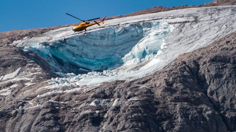 Fotografija: Reševalna služba je aktivirala brezplačno telefonsko številko, na kateri lahko ljudje prijavijo prijatelje ali sorodnike, ki se niso vrnili z izleta na ledenik. FOTO: Pierre Teyssot/AFP
