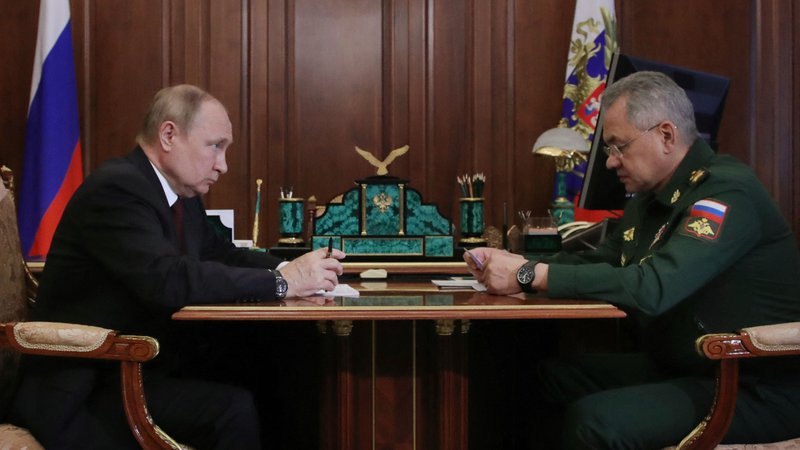 Fotografija: Ruski predsednik Vladimir Putin se je danes sestal z obrambnim ministrom Sergejem Šojgujem v vladni palači v Kremlju. FOTO: Mikhail Klimentyev/AFP
