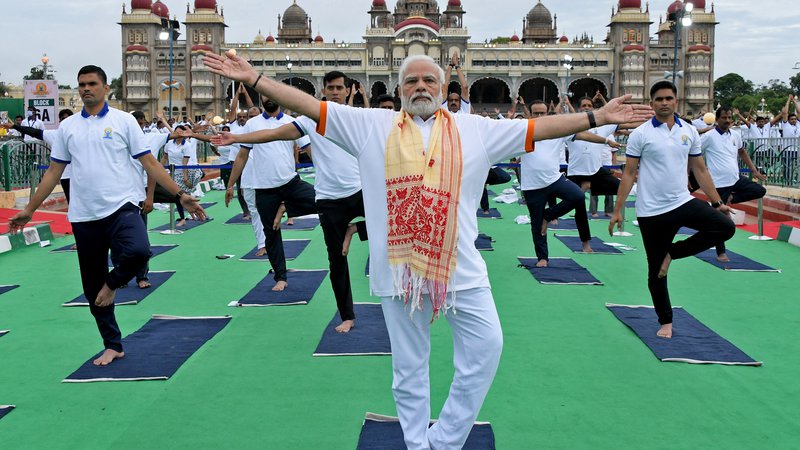 Fotografija: Indijski premier Narendra Modi je vedno poudarjal, da je bil zanj od nekdaj najpomembnejši cilj »očiščenje samega sebe«, zato so se Indijci zbali, da bi rad Modi prečistil državo. FOTO: Stringer/Reuters
