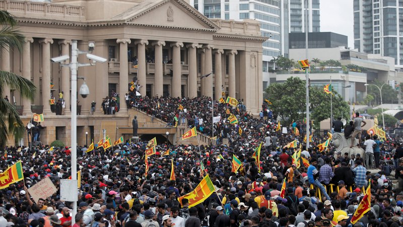 Fotografija: Protestniki v Kolombu so zasedli predsednikovo rezidenco in pisarno. FOTO: Dinuka Liyanawatte/Reuters
