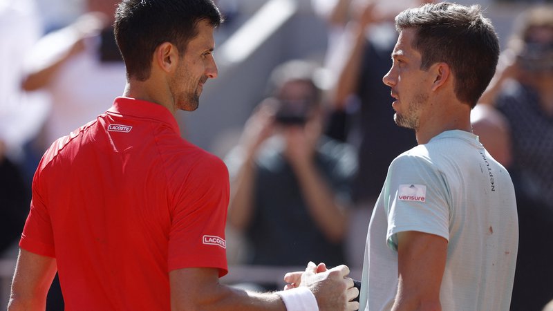 Fotografija: Novak Đoković in Aljaž Bedene sta se letos merila tudi na OP Francije v Roland-Garrosu. FOTO: Yves Herman/Reuters
