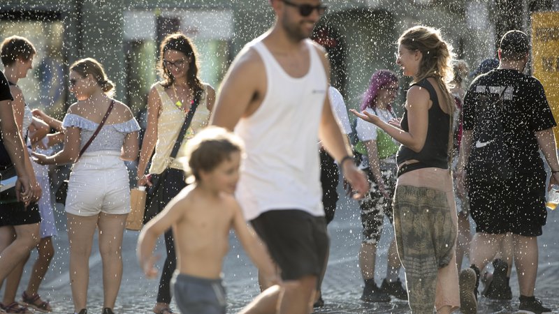 Fotografija: Lani je bilo v Ljubljani četrto najbolj vroče poletje od začetka meritev. Prestolnica izstopa po visokih temperaturah tudi zaradi urbanega toplotnega otoka. FOTO: Jure Eržen/Delo
