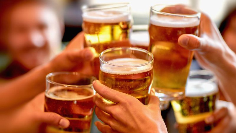 Fotografija: Ljubitelji piva, kar mirno. Privoščite si pivce ali dva, a takrat je čas, da odidete domov in pustite mišicam, da se s primerno prehrano regenerirajo. FOTO: Arhiv Polet/Delo/ Shutterstock
