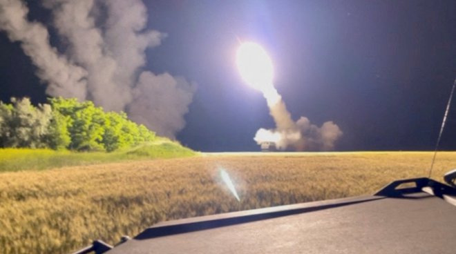 Na sliki raketni sistem Himars. FOTO: Via Pavlo Narozhnyy/Via Reuters
