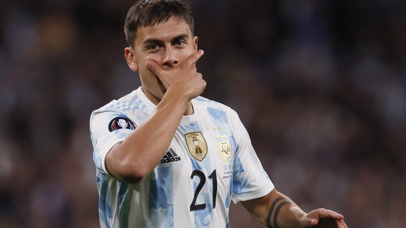 Fotografija: Paulo Dybala obožuje Italijo, a na junijski prijateljski tekmi je v dresu Argentine azzurrom zabil tudi gol. FOTO: Andrew Couldridge/Reuters
