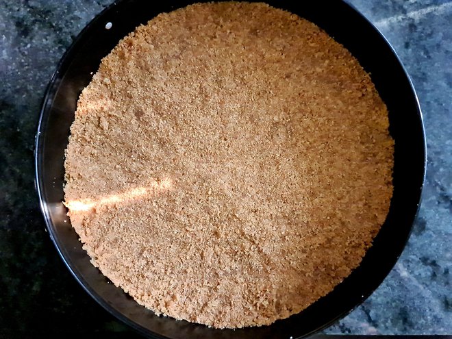 Poletov recept: Borovničev cheesecake. FOTO: Tanja Drinovec
