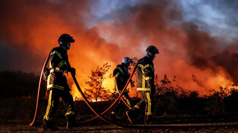 Fotografija: Gasilci delajo v izjemno težkih razmerah, ko ni le peklensko vroče, ampak tudi piha. FOTO: Thibaud Moritz/AFP
