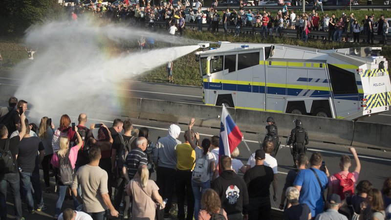 Fotografija: Uporaba vodnega topa na protestih v Ljubljani. FOTO: Jure Eržen/Delo
