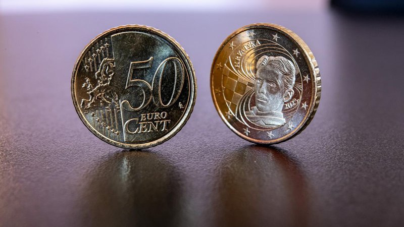 Fotografija: Nikola Tesla na evrskih kovancih z vrednostjo v centih. FOTO: Goran Mehkek/Cropix
