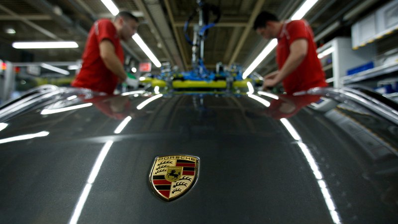 Fotografija: Borzna vrednost Porscheja naj bi znašala okoli 60 milijard evrov, kar je 20 milijard evrov manj od prvotnih pričakovanj.

Foto Ralph Orlowski/Reuters
