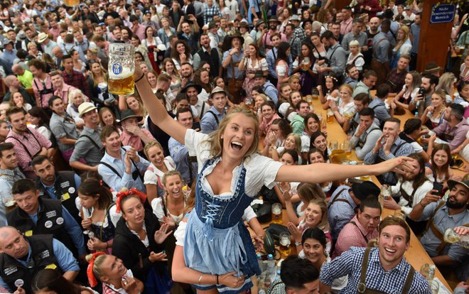 Na slovitem Oktoberfestu se sproščeno prepeva o bujnem oprsju, trdih kumarah in še čem, pa to do zdaj ni nikogar tako razburjalo. FOTO: Christof Stache/AFP
