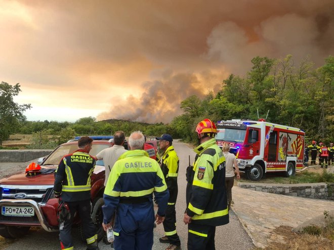 S požari na več lokacijah na Krasu se trenutno bori 960 gasilcev. FOTO: PGD Pivka
