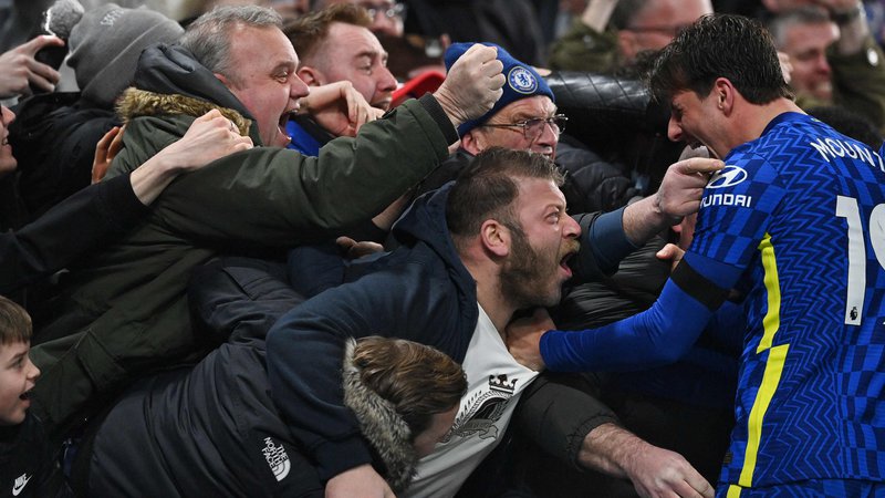 Fotografija: Najbolj strastnim nogometnim navdušencem se v Angliji obetajo kazni v primeru neprimernih dejanj. FOTO: Justin Tallis/AFP
