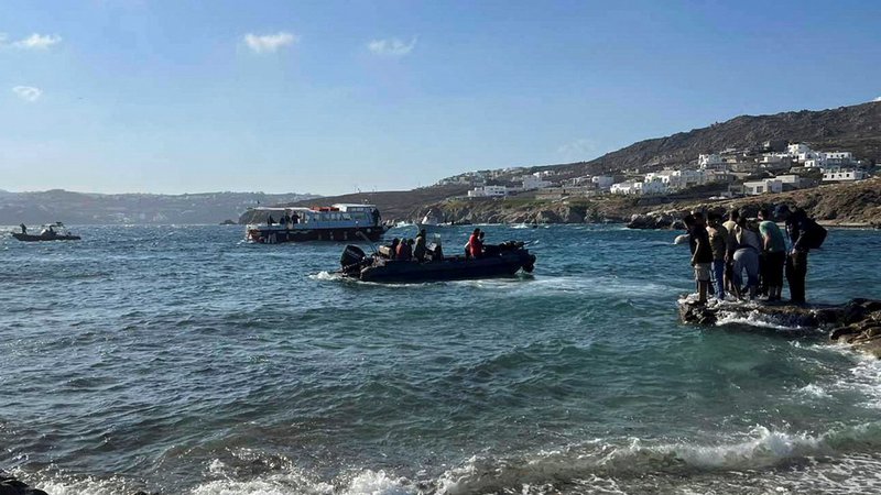 Fotografija: Objava poročila je sledila večkratnim obtožbam humanitarnih organizacij, da si Frontex zatiska oči pred grškimi kršitvami človekovih pravic na morju. FOTO: Grška obalna straža/Reuters
