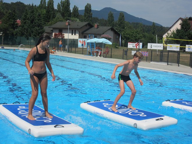 Kopalci so se lahko preizkusili tudi v novi fitnes vadbi na blazinah na vodi. FOTO: Špela Kuralt/Delo
