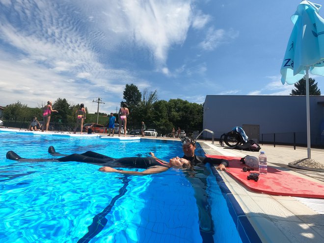 Vadba s Saglaro Mandžijevo (ob robu bazena), s katero so začeli program prostega potapljanja za invalide. FOTO: IAHD Adriatic
