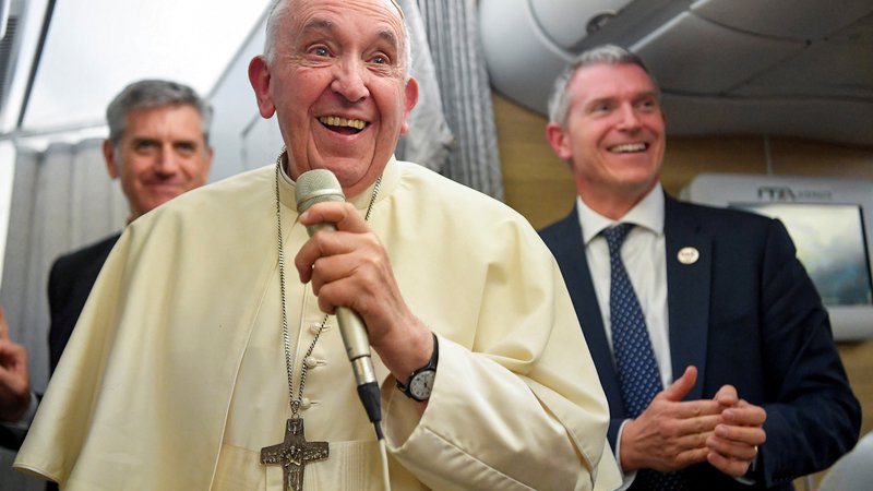 Fotografija: Papež Frančišek je na letalu iz Kanade pred novinarji razmišljal tudi o morebitnem odstopu. FOTO: Divisione Produzione Fotografica/Reuters
