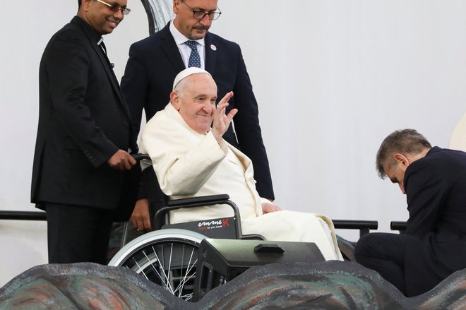 Ko je z novinarji na letalu govoril o morebitnem odstopu, je Bergoglio omenil, da o tem odloča Bog, ki mu bo prišepnil še pravi čas. FOTO: Carlos Osorio/Reuters
