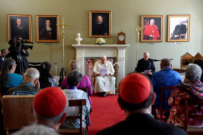 Avgusta ima Frančišek na sporedu nova velika srečanja, ki se zdijo vatikanistom skrajno naporna, hkrati pa tudi simbolna. FOTO: Vatican Media/Reuters
