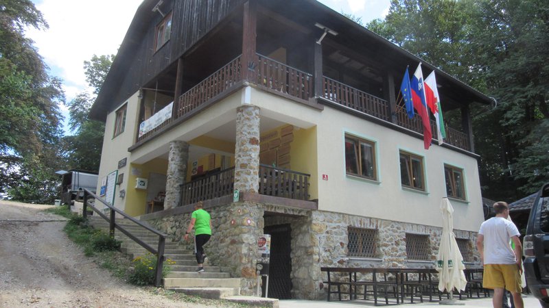 Fotografija: Rekonstrukcija planinskega doma na Resevni bo stala dobrih 400.000 evrov. FOTO: Špela Kuralt/Delo
