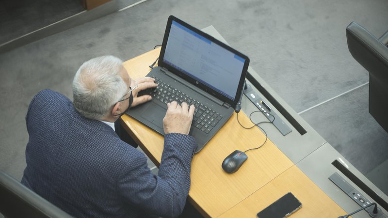 Fotografija: Tudi med starejšimi ljudmi je dosti takih, ki imajo vsaj osnovno in potrebno računalniško znanje. FOTO JURE ERŽEN/DELO
