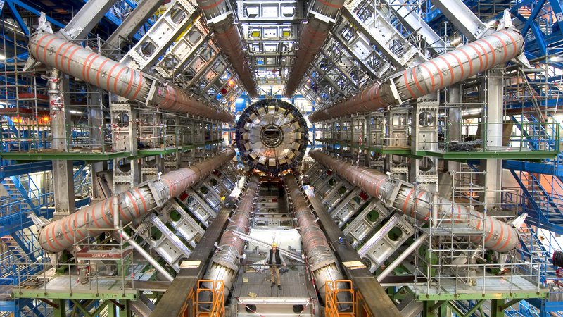 Fotografija: V tokratnem obdobju eksperimentiranja so energijo v LHC povečali praktično do mejne zmogljivosti. FOTO: Cern
