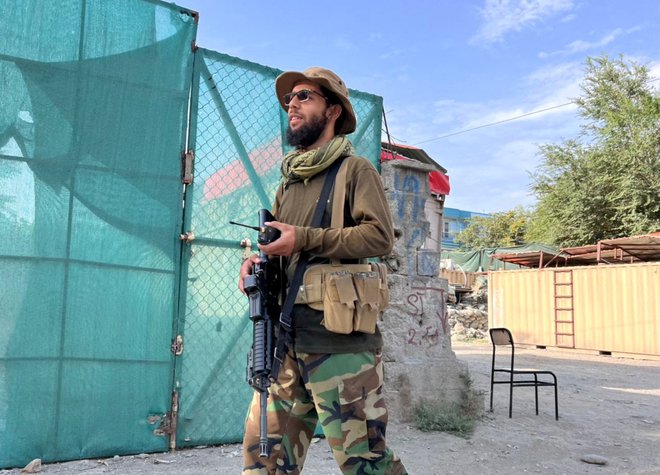 Talibski vojak v bližini mesta uboja voditelja Al Kaide. FOTO: Stringer Reuters
