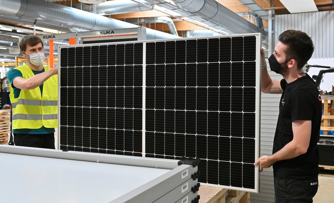 Sončni paneli so dobra rešitev za gospodinjstva v časih visokih cen elektrike. FOTO: Matthias Rietschel/Reuters
