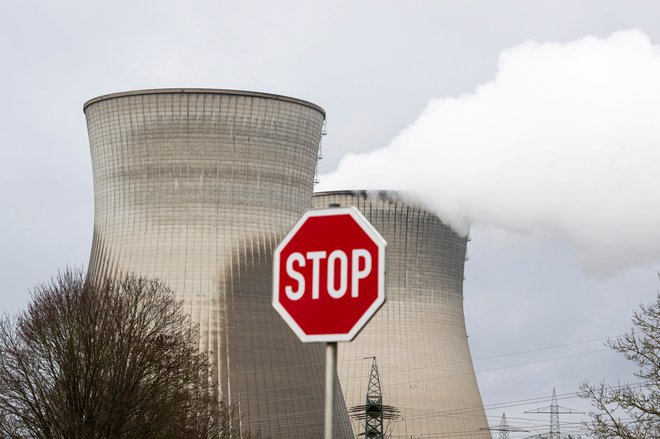 Nemška jedrska elektrarna, ki naj bi jo ustavili konec leta, a to je zdaj veliko vprašanje. FOTO: Lukas Barth/Reuters

