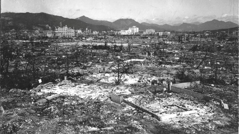 Fotografija: Šest dni po napadu na Nagasaki, 15. avgusta 1945, je Japonska razglasila kapitulacijo. FOTO: US National Archives via Reuters
